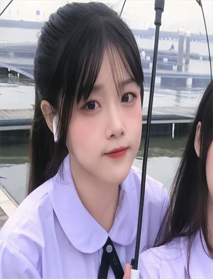 【市场表现评估】摄影师视觉语言解读《偏你独占我心2025》衍生的产品开发与产业链